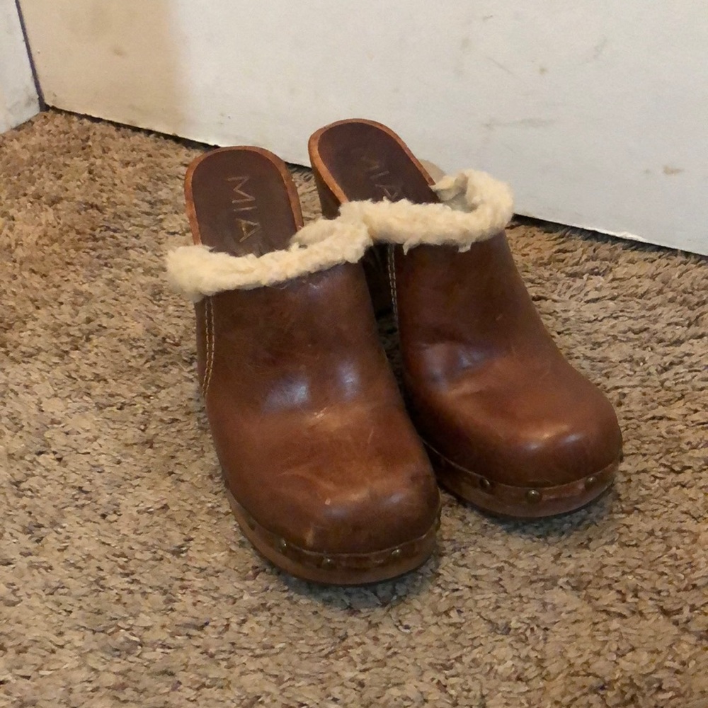MIA dark brown leather mules